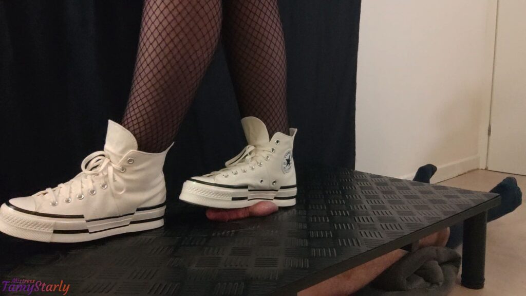 Girlfriend Full Weight Trampling in Platform Converse