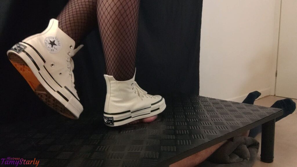 Girlfriend Full Weight Trampling in Platform Converse