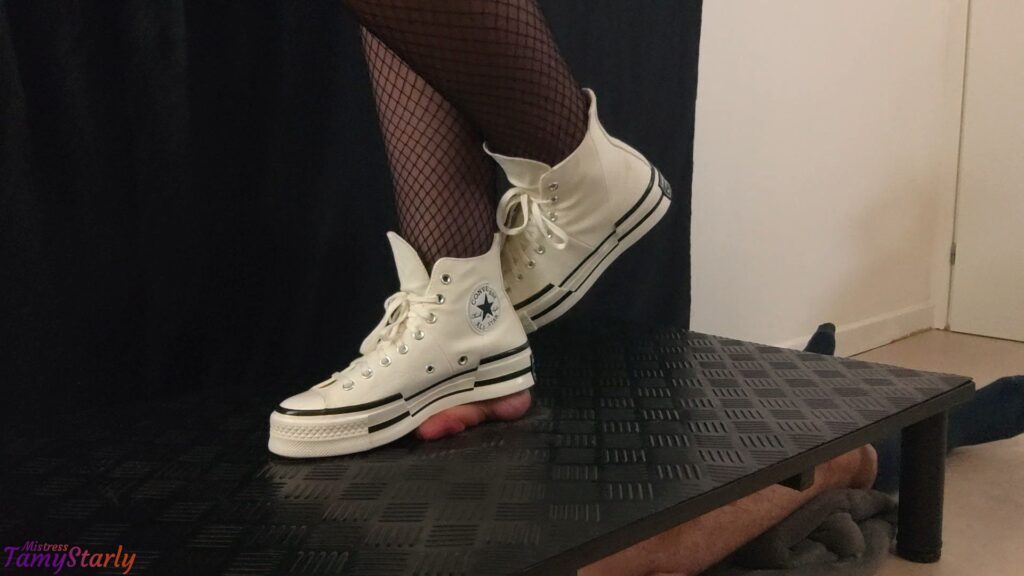 Girlfriend Full Weight Trampling in Platform Converse