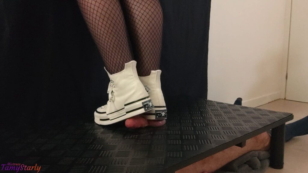 Girlfriend Full Weight Trampling in Platform Converse